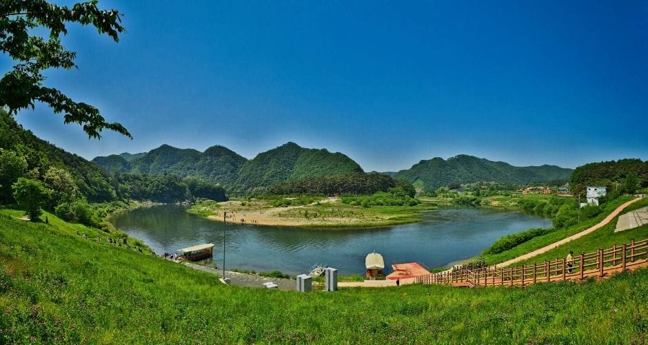 Scenic view of Cheongnyeongpo in Yeongwol, the historical exile site of King Danjong and a major filming location for The King's Warden (2026).